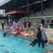 Suasana Kolam Renang Antasari Banjarbaru yang tetap ramai dikunjungi warga meski akses jalan terganggu