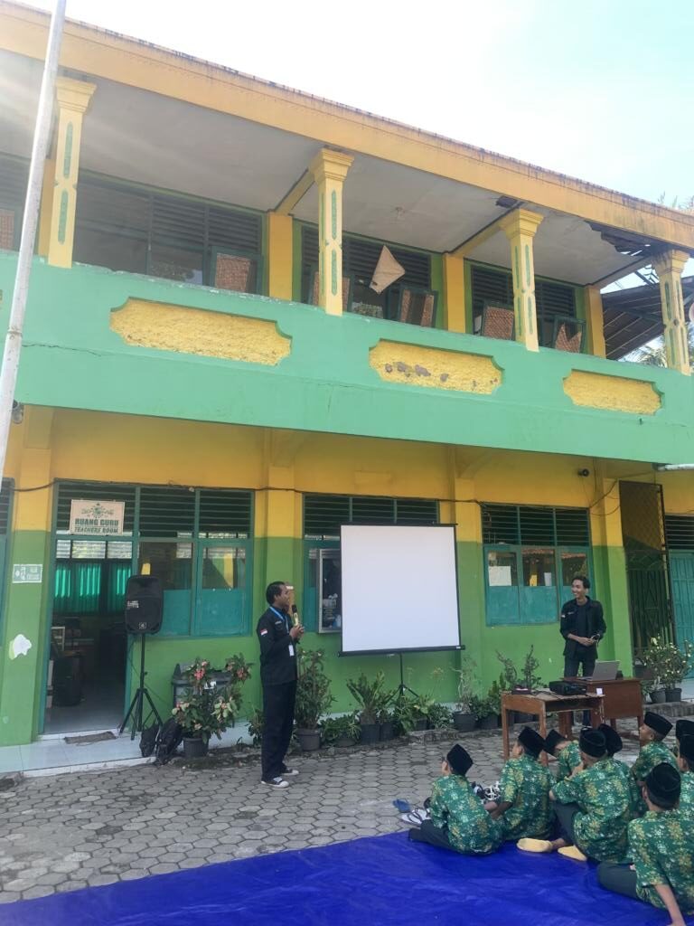 Gak Zaman Nakal di Jalan! Mahasiswa KKN UNU Purwokerto Sosialisasi Bareng Siswa SMP 2 IMG 42962 rotated