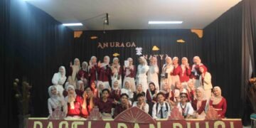 Mahasiswa membawakan puisi cinta dalam pagelaran Anuraga Natya 2025