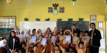 Tim penyuluh berfoto bersama para siswa dan guru setelah kegiatan penyuluhan selesai dilaksanakan.