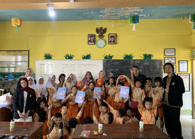 Tim penyuluh berfoto bersama para siswa dan guru setelah kegiatan penyuluhan selesai dilaksanakan.