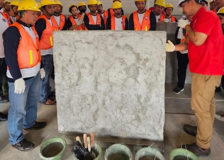 Instruktur Memberikan Penjelasan Langsung Kepada Para Peserta Pelatihan Sertifikasi Mandor Pintar Institute