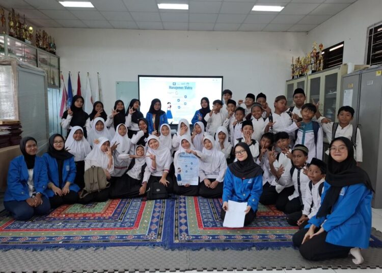Mahasiswa UBSI melakukan foto bersama Siswa SD Negeri Taman Sukarya 1 selepas kegiatan sosialisai
