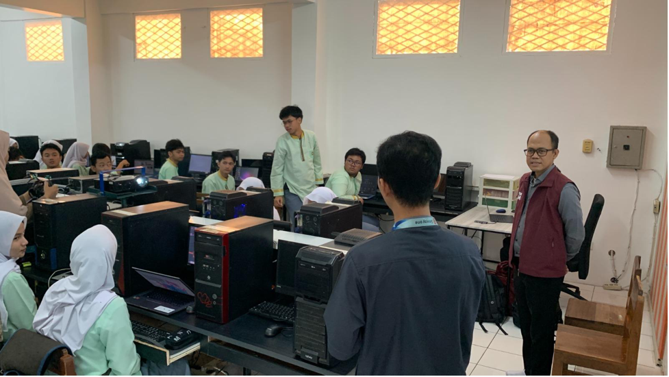 Trisakti School of Multimedia Hadir di SMK PGRI 1 Jakarta: Latih Adobe Illustrator dan Pengaplikasiannya dalam Dunia Kerja 2 PKM2