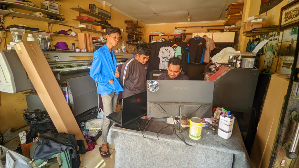 Mahasiswa Universitas Pamulang Kembangkan Website UMKM DYE Apparel 3 Tim-mahasiswa-Universitas-Pamulang-bersama-pembimbing-dalam-presentasi-proyek