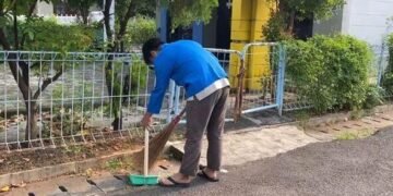 gambar seseorang sedang bersih bersih