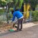 gambar seseorang sedang bersih bersih