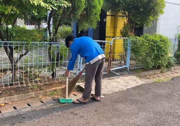 gambar seseorang sedang bersih bersih