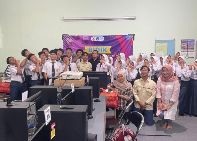 Mahasiswa Universitas Tidar Bersama CV Mitraku Media Mengimplementasikan Program CSR Dengan Pengajaran Literasi Desain Kepada Generasi Muda 46 WhatsApp Image 2025 05 28 at 14.48.10 8f81f1ca