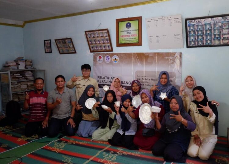 Foto : Pelatihan Pencetakan kerajinan dari kulit kerang oleh CV. Sabila Multi Kresindo  Sumber : Dokumentasi Pribadi