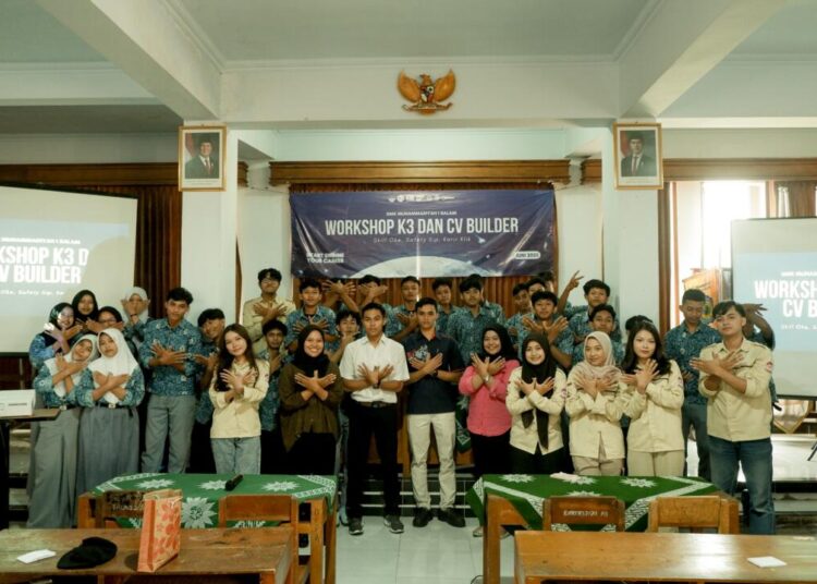 Foto bersama peserta dan panitia workshop K3 dan CV Builder di SMK Muhammadiyah 1 Salam