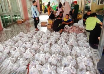 Bungkusan daging kurban yang akan didistribusikan kepada warga