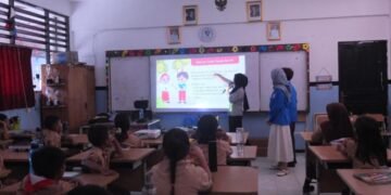Mahasiswa sedang memaparkan materi terkait cinta tanah air.