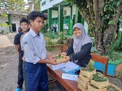 MTsN 6 Bantul Salurkan Daging Kurban untuk Siswa Yatim dan Dhuafa 46 WhatsApp Image 2025 06 12 at 09.27.13