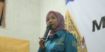 Ketua KOPRI PC PMII Lamongan, Ike Shoimah saat menyampaikan materi tentang Studi Gender dan Ke-KOPRI-an