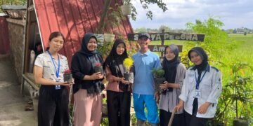 Dokumentasi proses penyerahan tanaman hias pada ketua pengurus Mbulak wilkel