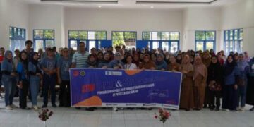 Gambar 1: Foto bersama STIM Sukma, dosen mahasiswa dan lansia