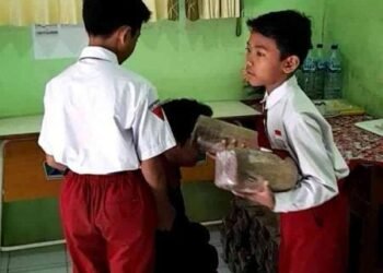 PMM UMM Kelompok 28 Gelombang 08: Budidaya Jamur dengan Memanfaatkan Limbah Organik yang Melimpah, Murah dan Mudah Didapatkan di Sekitar Kita 51 Pembuatan Jamur bersama Murid dan PMM UMM