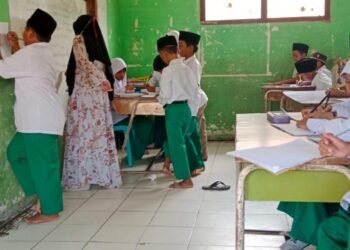 Banyak Siswa Maju ke Depan Meja Guru Saat Menulis 56 penulisan materi di sekolahan