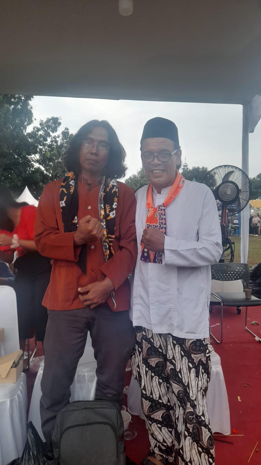 Teater Rakyat Ubrug Mengguncang Festival Budaya Kampung Petukangan ke-4 Tahun 2025 4 Kang Asep Penggiat-Seni UBRUG Bersama Hadi Winarno