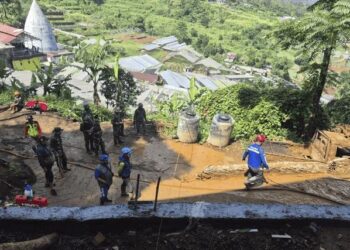 Kemensos melakukan penanganan awal korban banjir di TKP yang terjadi pada Sabtu (5/7/2025) sekitar pukul 18.30 WIB. Sumber: Kumparan