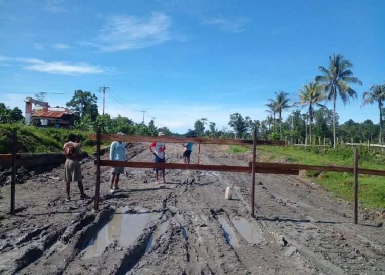 Warga Klawoton Keluhkan Jalan Rusak Parah