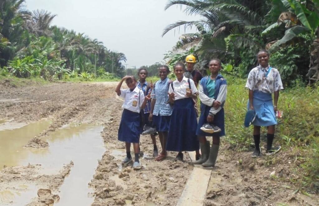 Warga Klawoton Keluhkan Jalan Rusak Parah, Pembangunan dan Akses Kehidupan Terhambat 2 Kondisi Anak sekolah dan warga klawoto