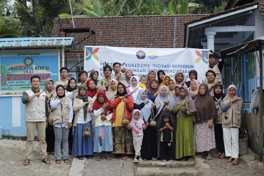Dukung SDGs 12: Dosen FP UB dan Mahasiswa KKN Adakan Pelatihan Kokedama Bersama Sekolah Ebok-Ebok di Desa Sumbersalak, Jember 4 Foto bersama Peserta pelatihan