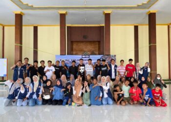 Kkn 69 uinsa berfoto bersama remaja desa glagah, kecamatan pakuniran, kabupten probolinggo