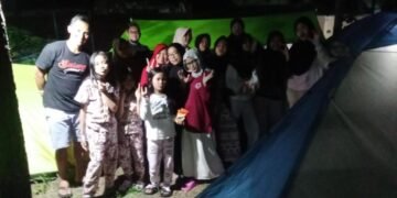 Keceriaan Anak-anak dan Orang Tua di sekitar lokasi kemping