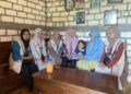 Mahasiswa KKN 84 UINSA Bersama Salah Satu Ibu Penerima PMT