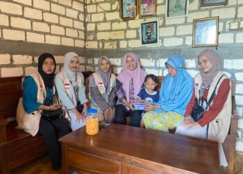 Mahasiswa KKN 84 UINSA Bersama Salah Satu Ibu Penerima PMT