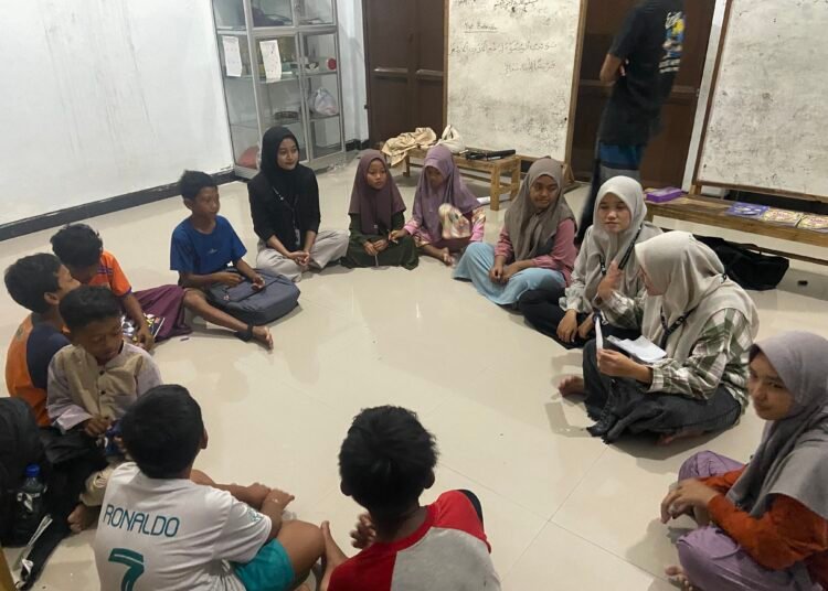 Susana Belajar-Mengajar Bersama Mahasiswa KKN 84 UINSA