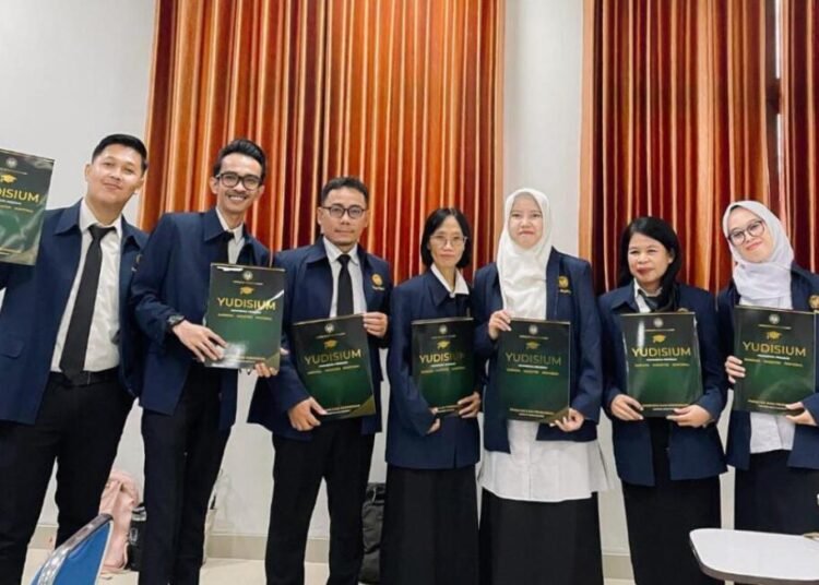 Pipit Haryani (ketiga dari kanan) bersama teman-teman usai Yudisium