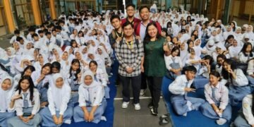Mahasiswa Fakultas Hukum Universitas Muhammadiyah Malang (UMM) yang terdiri dari Faza Asriel Athallah, Permana Brahmana Putra, Muhammad Afif Wibowo, Nandito Dimetry Irzaki, dan Achmad Yusril Abdillah, di bawah bimbingan Dosen Pembimbing Lapangan (DPL) Daisy Pangalila, S.Th., melaksanakan kegiatan sosialisasi dan pendidikan hukum di SMK Negeri 1 Kota Batu. Kegiatan ini bekerja sama dengan LBH APIK dan mengangkat isu krusial: pencegahan seks bebas dan bullying di kalangan remaja. Sosialisasi dan pendidikan merupakan dua pendekatan penting dalam membentuk kesadaran hukum serta karakter siswa. Kegiatan ini bertujuan menanamkan nilai moral, empati, dan tanggung jawab sosial, serta memberikan pemahaman terkait risiko dari perilaku menyimpang. Hal ini sejalan dengan amanat Undang-Undang Nomor 23 Tahun 2002 jo. UU Nomor 35 Tahun 2014 tentang Perlindungan Anak, serta Undang-Undang Nomor 12 Tahun 2022 tentang Tindak Pidana Kekerasan Seksual (UU TPKS), yang mendorong pencegahan melalui pendidikan dan partisipasi masyarakat. Sosialisasi berfungsi sebagai proses pencegahan dini melalui internalisasi nilai dan norma sosial. Melalui diskusi interaktif dan simulasi kasus, siswa dibimbing untuk memahami pentingnya menghargai batasan pribadi dan menghindari kekerasan. Sekolah menjadi tempat strategis dalam mengimplementasikan nilai ini, terutama melalui pelajaran seperti Pendidikan Pancasila, Pendidikan Agama, dan Bimbingan Konseling. Di sisi lain, pendidikan formal di sekolah juga memegang peran penting dalam membekali remaja dengan pemahaman tentang tubuh, relasi sehat, dan risiko seks bebas. Kurikulum yang sensitif usia dan budaya, serta integrasi pendidikan karakter, membantu siswa mengembangkan empati, kemampuan mengambil keputusan, dan ketahanan moral. Peran guru sangat vital dalam pencegahan. Selain menyampaikan materi ajar, guru juga menjadi teladan dalam bersikap dan berinteraksi. Keteladanan guru menciptakan lingkungan yang aman, memungkinkan siswa terbuka dalam menyampaikan permasalahan, termasuk yang berkaitan dengan seksualitas atau perundungan. Sementara itu, orang tua memiliki peran sebagai pendidik pertama dalam keluarga. Pendidikan seksual sejak dini yang dilakukan secara jujur dan terbuka akan membantu anak mengenal tubuhnya, memahami risiko, dan menjaga harga diri. Lingkungan keluarga yang empatik dan komunikatif mencegah anak menjadi pelaku atau korban bullying. Di era digital, pengawasan orang tua terhadap aktivitas daring anak menjadi penting untuk mencegah paparan konten negatif dan relasi tidak sehat. Kolaborasi antara guru dan orang tua menjadi kunci dalam membentuk ekosistem yang mendukung tumbuh kembang anak secara utuh. Komunikasi aktif melalui forum wali murid dan pelatihan parenting menciptakan keselarasan nilai dan pendekatan antara rumah dan sekolah. Dengan kegiatan ini, mahasiswa FH UMM dan LBH APIK berharap dapat membangun kesadaran hukum sejak dini pada siswa, serta mendorong terciptanya lingkungan pendidikan yang aman, berdaya, dan bebas dari kekerasan serta perilaku menyimpang.