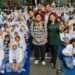 Mahasiswa Fakultas Hukum Universitas Muhammadiyah Malang (UMM) yang terdiri dari Faza Asriel Athallah, Permana Brahmana Putra, Muhammad Afif Wibowo, Nandito Dimetry Irzaki, dan Achmad Yusril Abdillah, di bawah bimbingan Dosen Pembimbing Lapangan (DPL) Daisy Pangalila, S.Th., melaksanakan kegiatan sosialisasi dan pendidikan hukum di SMK Negeri 1 Kota Batu. Kegiatan ini bekerja sama dengan LBH APIK dan mengangkat isu krusial: pencegahan seks bebas dan bullying di kalangan remaja. Sosialisasi dan pendidikan merupakan dua pendekatan penting dalam membentuk kesadaran hukum serta karakter siswa. Kegiatan ini bertujuan menanamkan nilai moral, empati, dan tanggung jawab sosial, serta memberikan pemahaman terkait risiko dari perilaku menyimpang. Hal ini sejalan dengan amanat Undang-Undang Nomor 23 Tahun 2002 jo. UU Nomor 35 Tahun 2014 tentang Perlindungan Anak, serta Undang-Undang Nomor 12 Tahun 2022 tentang Tindak Pidana Kekerasan Seksual (UU TPKS), yang mendorong pencegahan melalui pendidikan dan partisipasi masyarakat. Sosialisasi berfungsi sebagai proses pencegahan dini melalui internalisasi nilai dan norma sosial. Melalui diskusi interaktif dan simulasi kasus, siswa dibimbing untuk memahami pentingnya menghargai batasan pribadi dan menghindari kekerasan. Sekolah menjadi tempat strategis dalam mengimplementasikan nilai ini, terutama melalui pelajaran seperti Pendidikan Pancasila, Pendidikan Agama, dan Bimbingan Konseling. Di sisi lain, pendidikan formal di sekolah juga memegang peran penting dalam membekali remaja dengan pemahaman tentang tubuh, relasi sehat, dan risiko seks bebas. Kurikulum yang sensitif usia dan budaya, serta integrasi pendidikan karakter, membantu siswa mengembangkan empati, kemampuan mengambil keputusan, dan ketahanan moral. Peran guru sangat vital dalam pencegahan. Selain menyampaikan materi ajar, guru juga menjadi teladan dalam bersikap dan berinteraksi. Keteladanan guru menciptakan lingkungan yang aman, memungkinkan siswa terbuka dalam menyampaikan permasalahan, termasuk yang berkaitan dengan seksualitas atau perundungan. Sementara itu, orang tua memiliki peran sebagai pendidik pertama dalam keluarga. Pendidikan seksual sejak dini yang dilakukan secara jujur dan terbuka akan membantu anak mengenal tubuhnya, memahami risiko, dan menjaga harga diri. Lingkungan keluarga yang empatik dan komunikatif mencegah anak menjadi pelaku atau korban bullying. Di era digital, pengawasan orang tua terhadap aktivitas daring anak menjadi penting untuk mencegah paparan konten negatif dan relasi tidak sehat. Kolaborasi antara guru dan orang tua menjadi kunci dalam membentuk ekosistem yang mendukung tumbuh kembang anak secara utuh. Komunikasi aktif melalui forum wali murid dan pelatihan parenting menciptakan keselarasan nilai dan pendekatan antara rumah dan sekolah. Dengan kegiatan ini, mahasiswa FH UMM dan LBH APIK berharap dapat membangun kesadaran hukum sejak dini pada siswa, serta mendorong terciptanya lingkungan pendidikan yang aman, berdaya, dan bebas dari kekerasan serta perilaku menyimpang.
