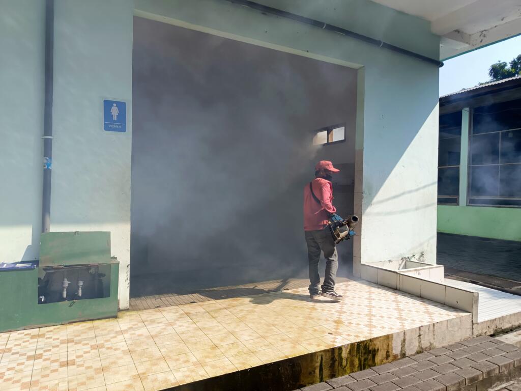 Pelaksanaan Fogging di area kamar mandi