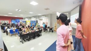 Trisakti Multimedia Wujudkan Jejak Kreatif dan Potensi Bisnis Melalui Kolaborasi Ujian Akhir DKV 2 Proses Presentasi Kelompok Mahasiswa DKV