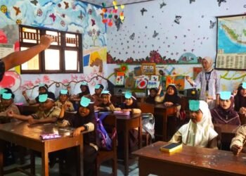 Mahasiswa melakukan kegiatan belajar mengajar di SD N 1 Panjer
