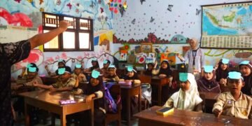 Mahasiswa melakukan kegiatan belajar mengajar di SD N 1 Panjer