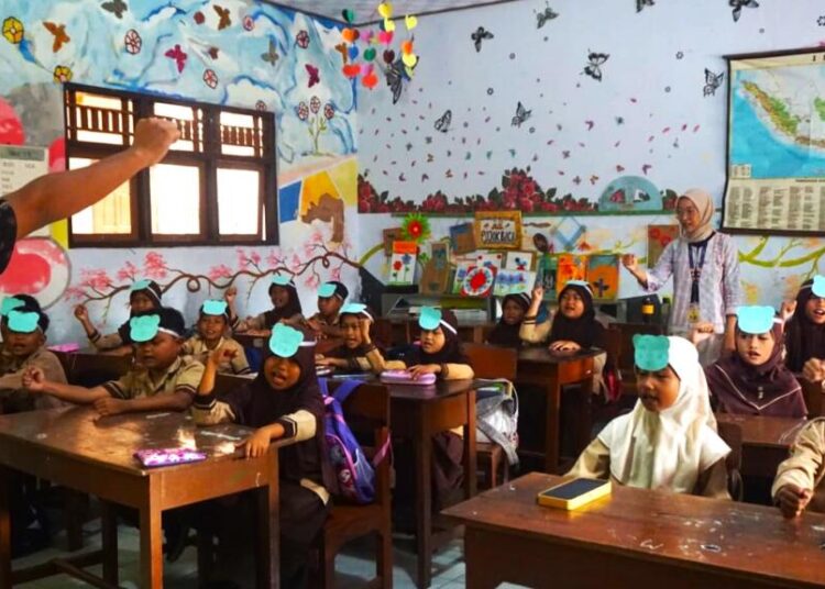 Mahasiswa melakukan kegiatan belajar mengajar di SD N 1 Panjer