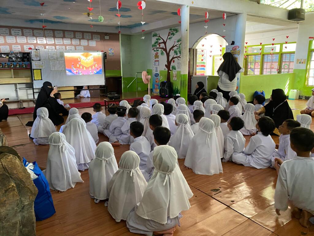 TKIT Al-Fadiyah Tanamkan Karakter Sejak Dini Melalui Pembiasaan Sholat Dhuha dan Nonton Kisah Teladan Nabi 2 WhatsApp Image 2025 07 26 at 11.43.44