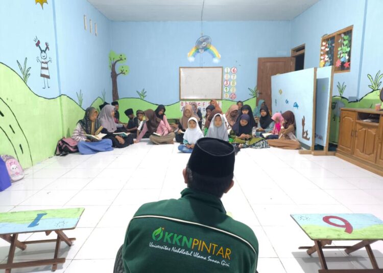 Foto pemateri KKN sedang memberikan pelatihan