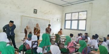 ebagai bentuk komunikasi awal, mahasiswa KKN UNUHA melakukan kunjungan resmi ke MI dan MTs Al-Munawar untuk menyerahkan surat izin serta menjalin sinergi dalam pelaksanaan program edukatif selama masa KKN.