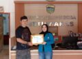 Serah terima Aplikasi Sipade oleh Perwakilan Mahasiswa Bina Sarana Informatika Kelompok Bismillah dengan desa Setiawaras Tasikmalaya