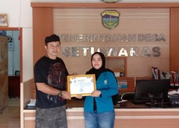 Serah terima Aplikasi Sipade oleh Perwakilan Mahasiswa Bina Sarana Informatika Kelompok Bismillah dengan desa Setiawaras Tasikmalaya