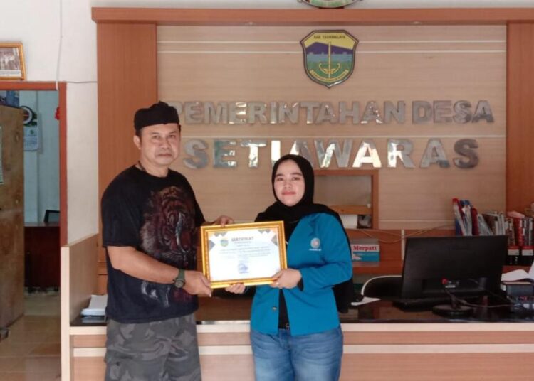 Serah terima Aplikasi Sipade oleh Perwakilan Mahasiswa Bina Sarana Informatika Kelompok Bismillah dengan desa Setiawaras Tasikmalaya