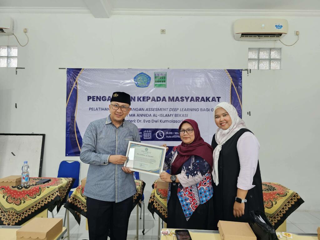 Lepas dari Cara Tradisional, Guru MA Annida Bekasi Ciptakan Konten Digital Interaktif 2 siaran berita.com Foto Pemberian Sertfikat Pelatihan Kepada Kepala Sekolah MA Annida Al Islamy Bekasi Dhiya Al Maqdisi