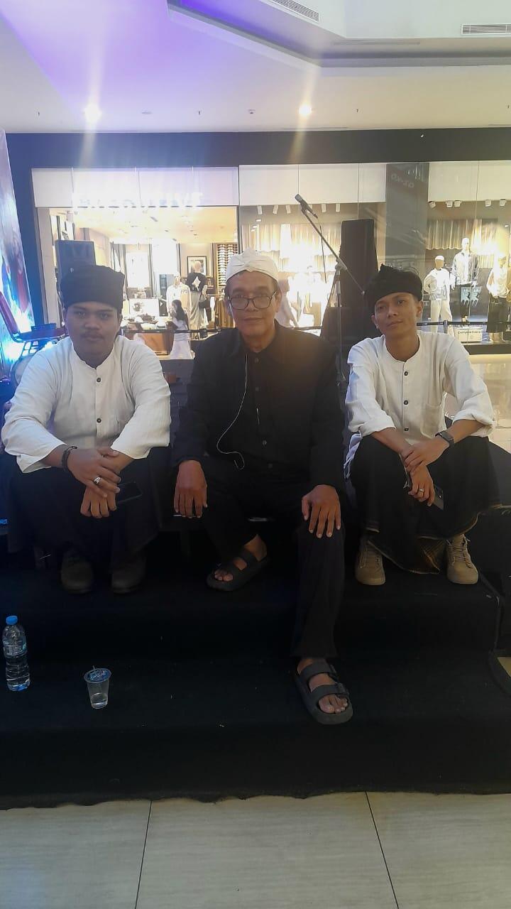 Ubrug dan Lenong Membuat Geger Warga Cilegon - Banten 5 siaran berita.com Hadi Winarno bersama pemain musik Ubrug