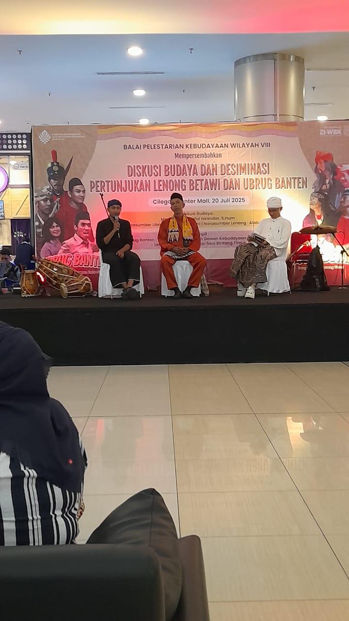 Ubrug dan Lenong Membuat Geger Warga Cilegon - Banten 4 siaran berita.com Nara sumber Ubrug kang Bahroni baju hitam Narasumber Lenong bang Abdu Azis baju warna oranye moderator Syaiful baju putih